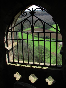 Kitekintés a Tyndale-emlékmű ablakán